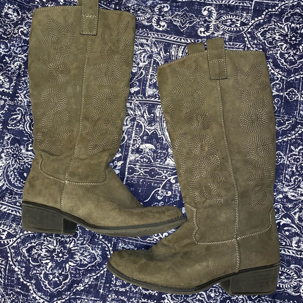 Gray suede cowboy boots. Size 10.